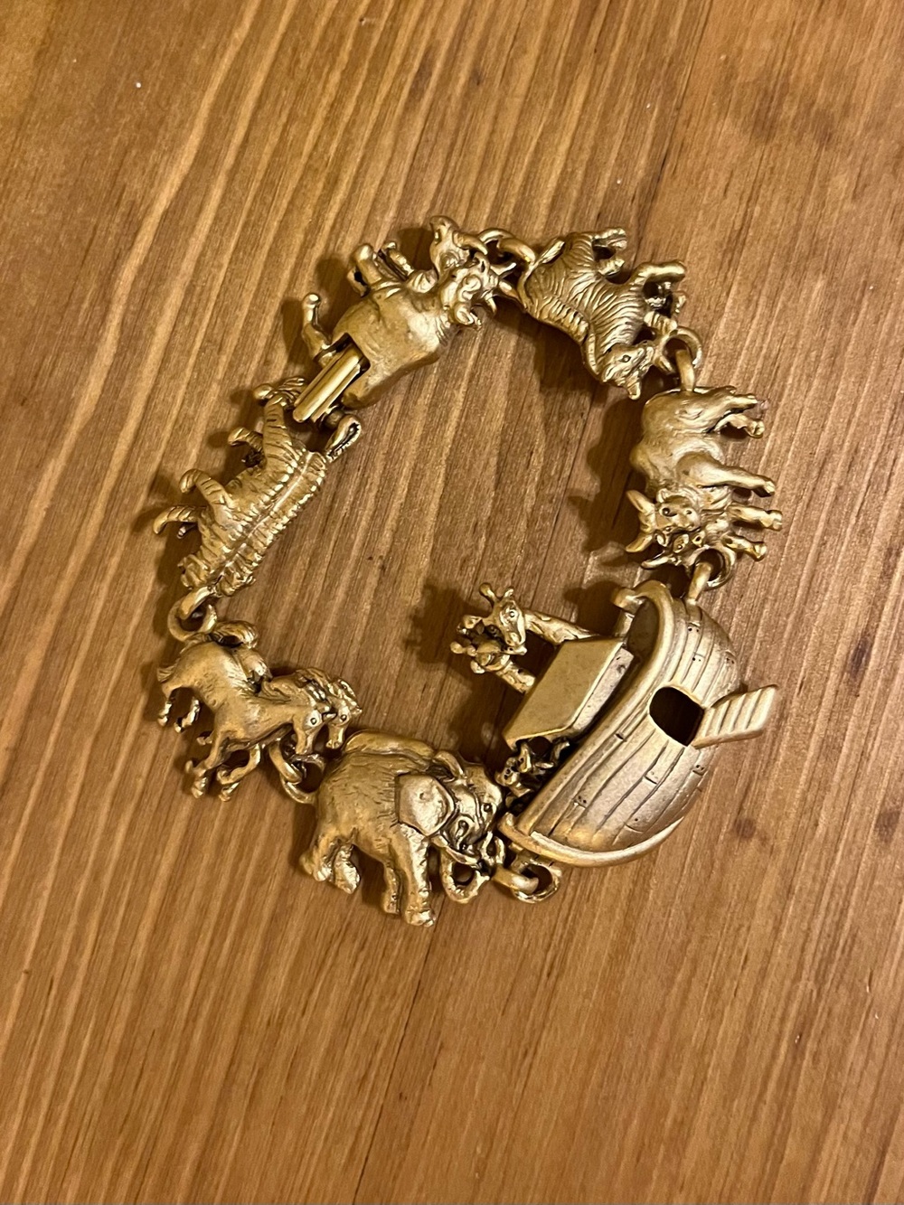 AJC signed Noah’s Ark bracelet in gold tone with a fold over clasp 6 1/4” - Picture 4 of 12
